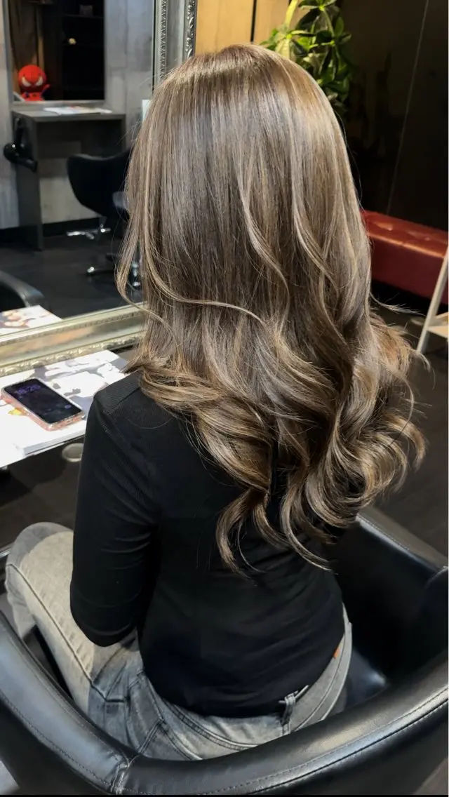 ロング カラー ベージュカラー ハイライトカラー 3Dハイライト ハイライト ヘアカラー トリートメント デザインカラー⭐️ Yamauchiのヘアスタイル