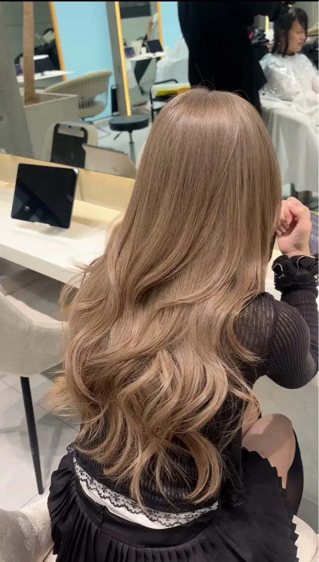 ロング カラー ベージュカラー ブリーチ ミルクティーベージュ あいり／艶髪 、透明感カラー🩶のヘアスタイル