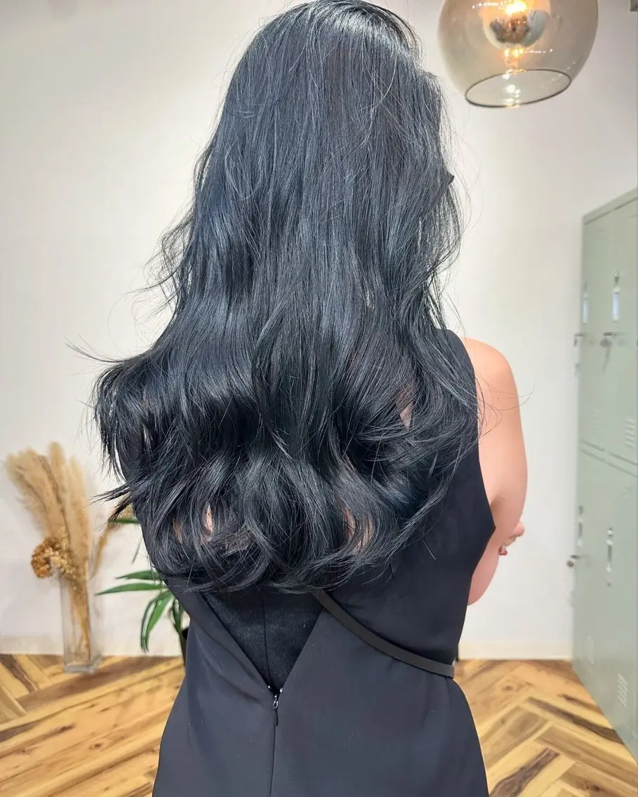 ロング カラー ヘアアレンジ 黒髪 ブリーチ ブルーカラー ブルーブラック ケアブリーチ カット ヘアカラー lani ブリーチ /ダブルカラーのヘアスタイル