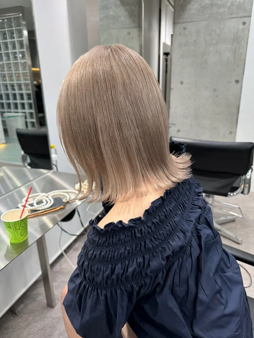 ミディアム ヘアカラー トリートメント ハイトーン💎 ホワイトベージュ坪谷のヘアスタイル