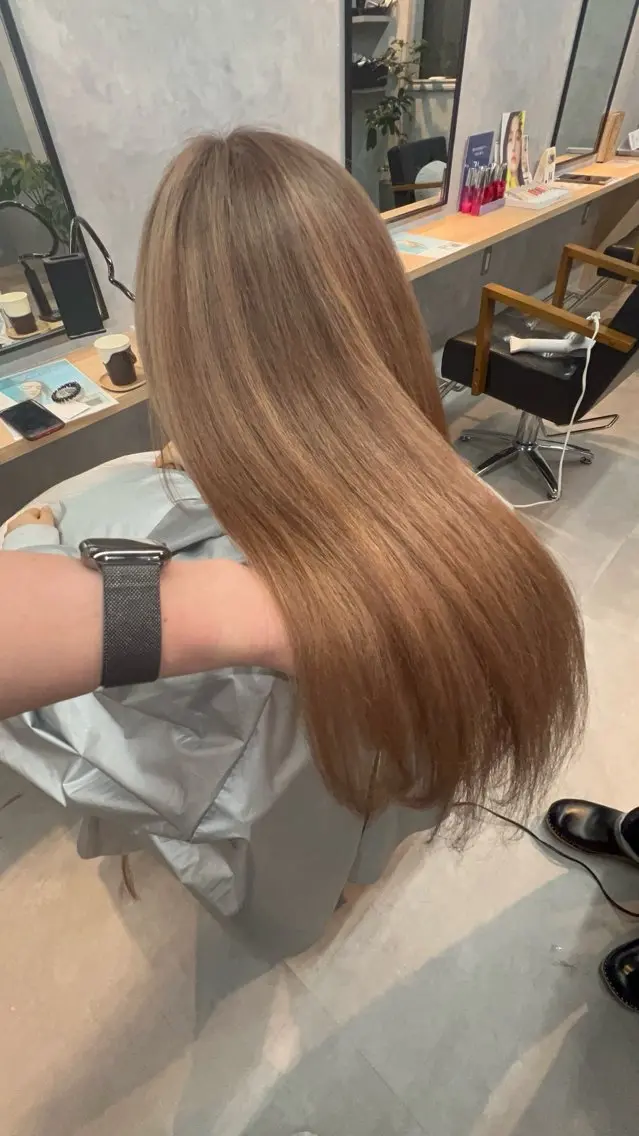 ロング ヘアカラー motoトップカラー リスト/ブリーチカラのヘアスタイル