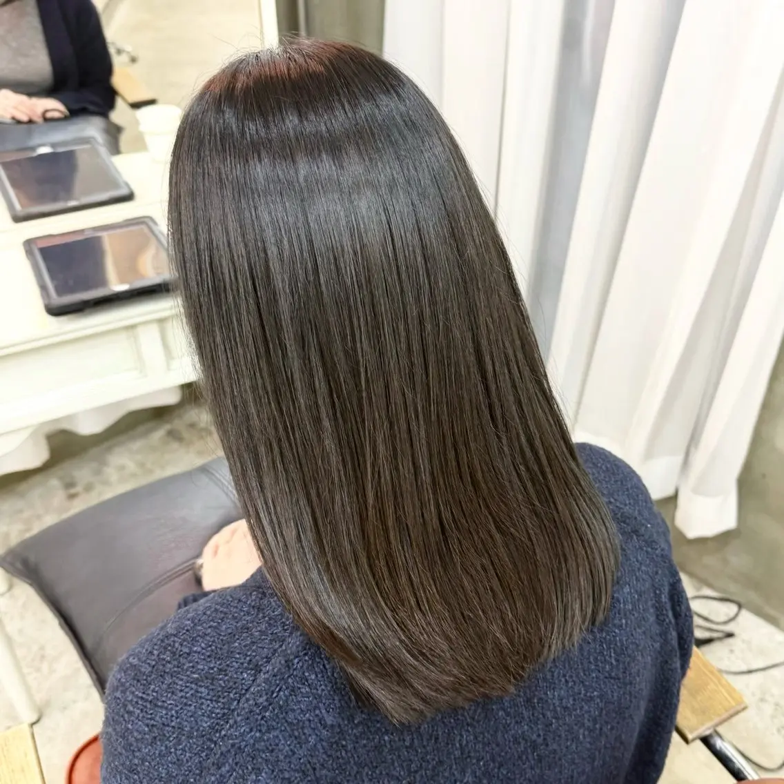 セミロング カラー グレージュ ヘアカラー トリートメント 三條 朋香のヘアスタイル
