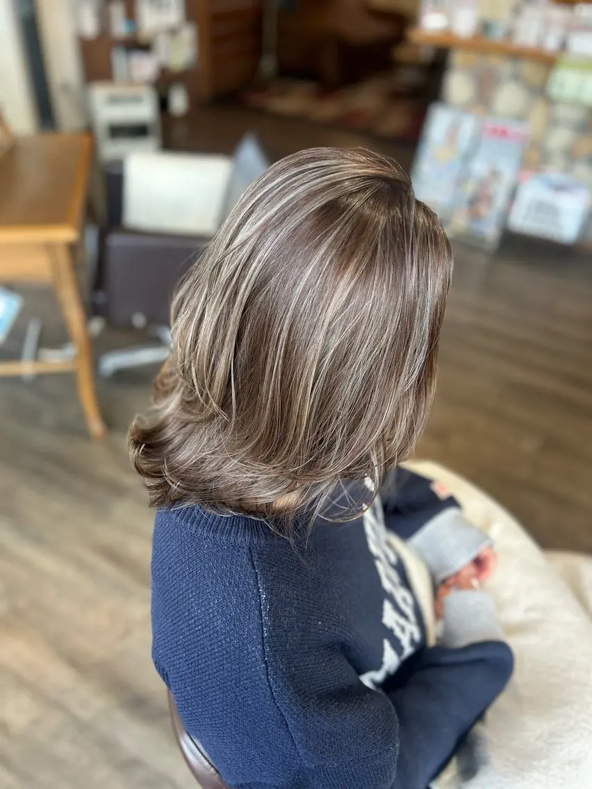 ミディアム カラー グレージュ ハイライトカラー ハイライト カット ヘアカラー トリートメント 井上 花音のヘアスタイル