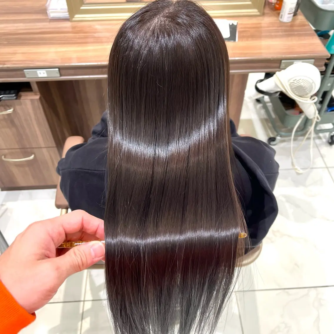 ロング 縮毛矯正 ハイトーンカラー🤍 やない せいらのヘアスタイル