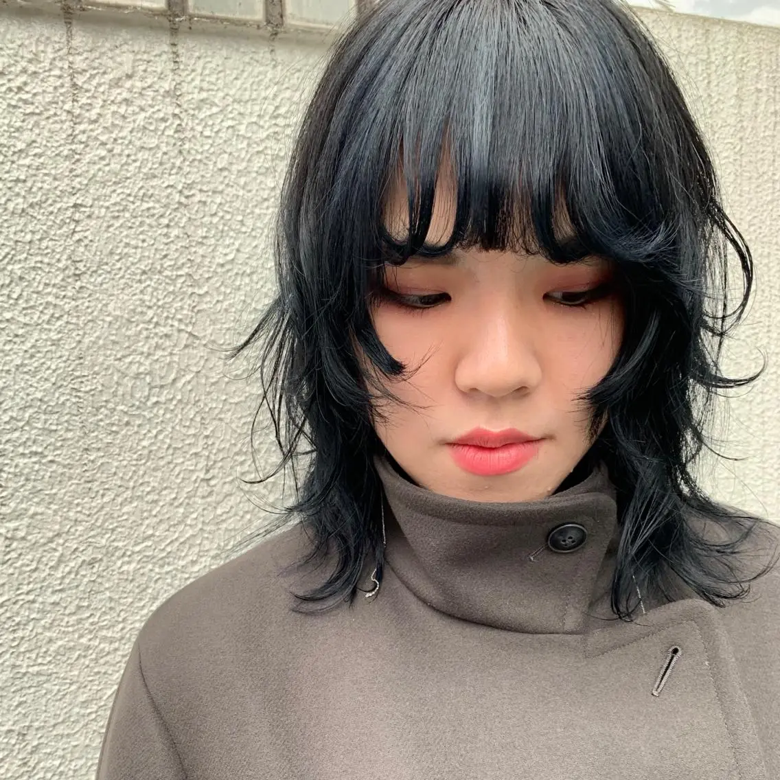 ミディアム カラー パーマ ミディアムレイヤー 黒髪 ブルーカラー ブルーブラック ダークグレー カット ヘアカラー トリートメント No1韓国風レイヤー &カチモリ✨ /サキのヘアスタイル