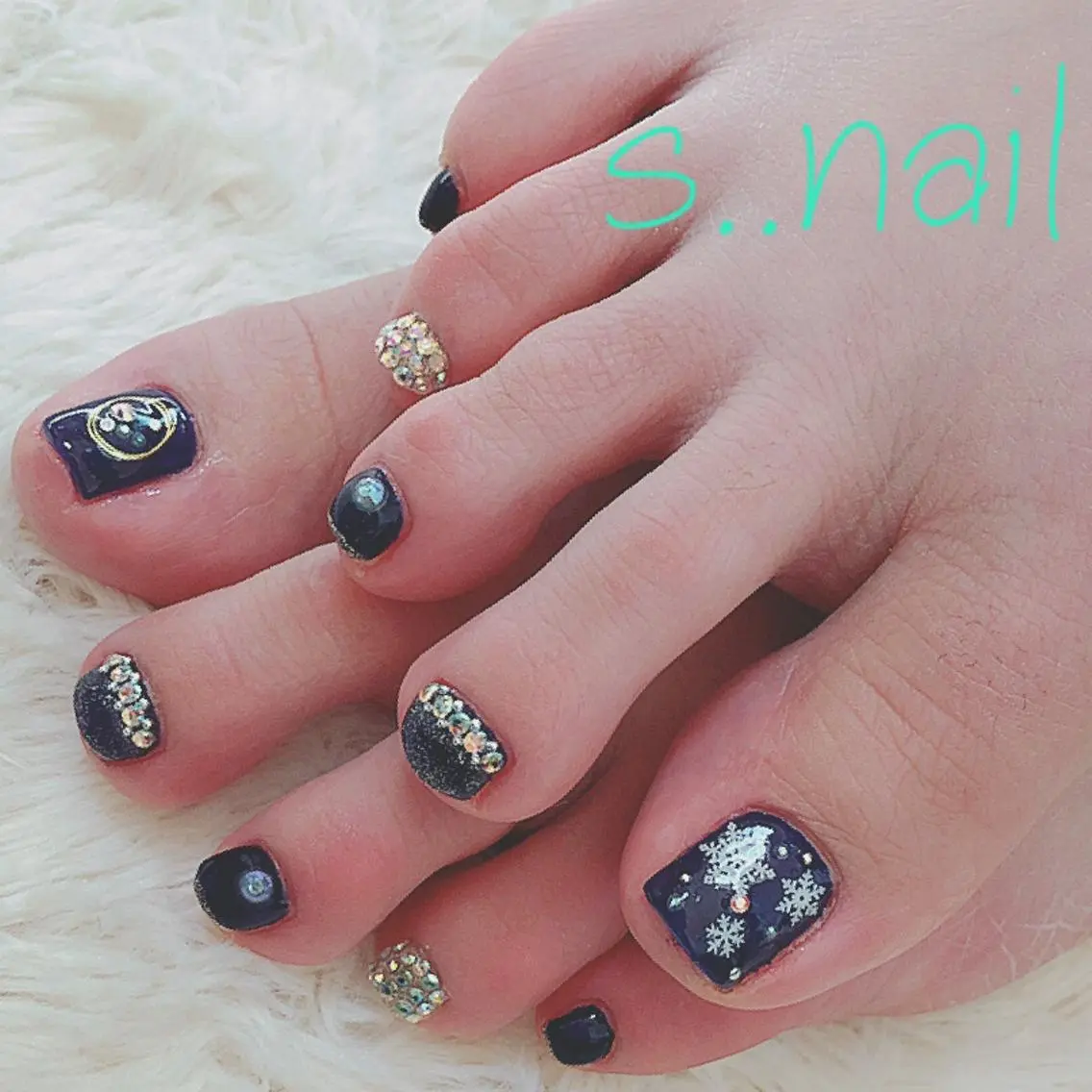 ネイル フットネイル キラキラネイル ネイビー 冬ネイル ハンドネイル フットネイル s..nail / MORITAのネイルデザイン
