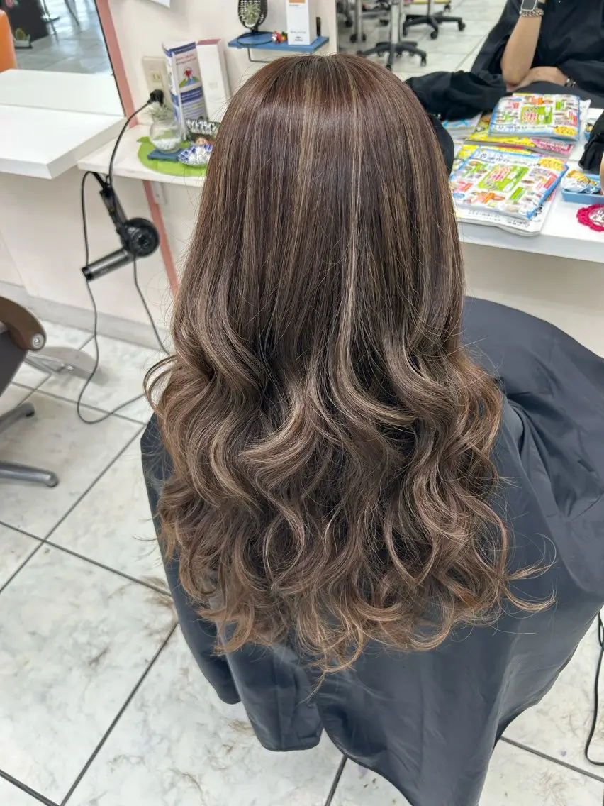 カラー 仲程 亜矢女のヘアスタイル