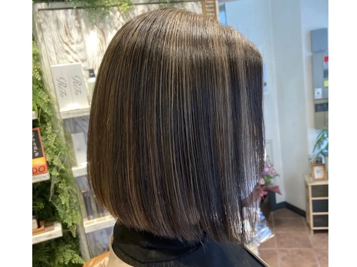 ミディアム あやかショート 白髪ぼかしのヘアスタイル