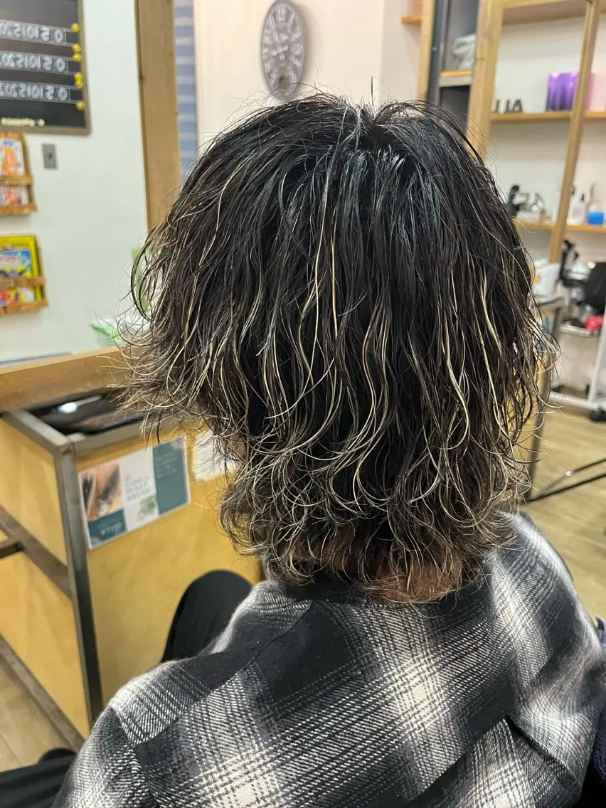 パーマ メンズ メンズパーマ 波巻きパーマ メンズウルフカット ウルフカット 似合わせ/ブリーチ/ 髪質改善/ミクෆ‪のヘアスタイル
