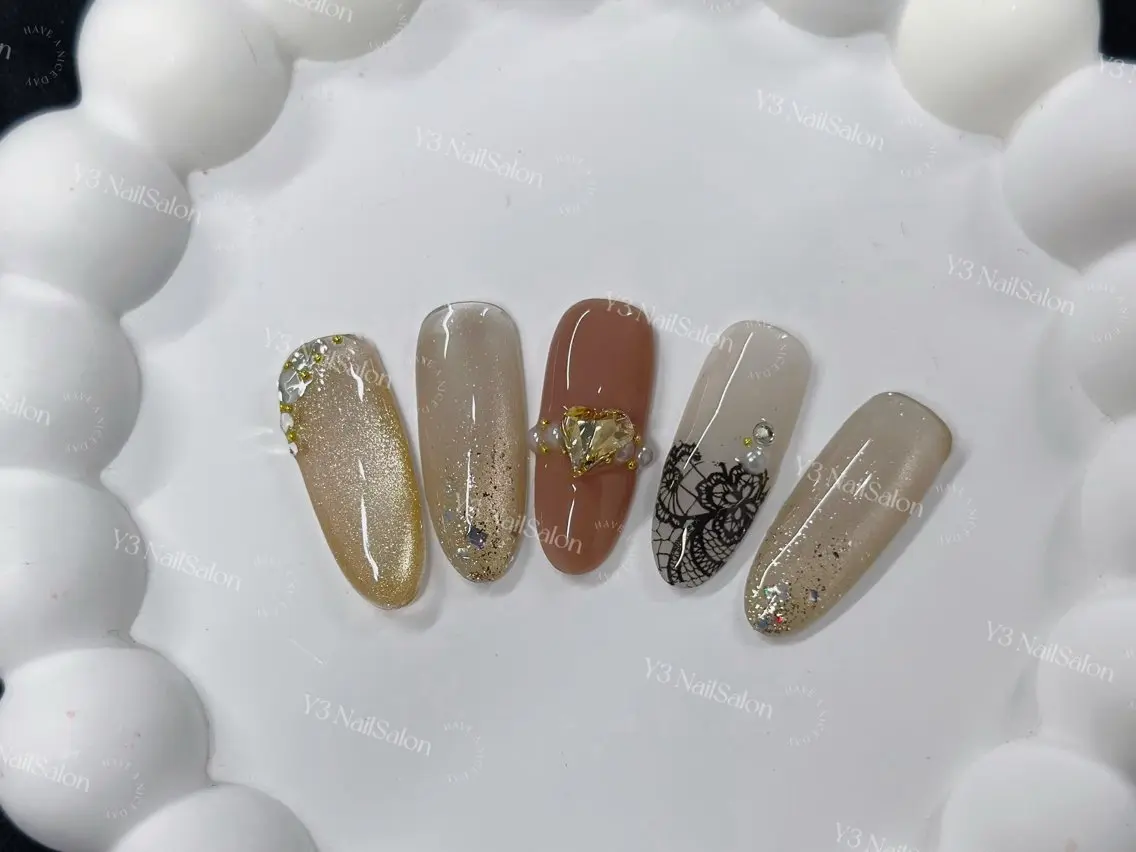 ネイル アートネイル ブラウン ゴージャス ハート キラキラネイル ハンドネイル Y3 NailSalonのネイルデザイン