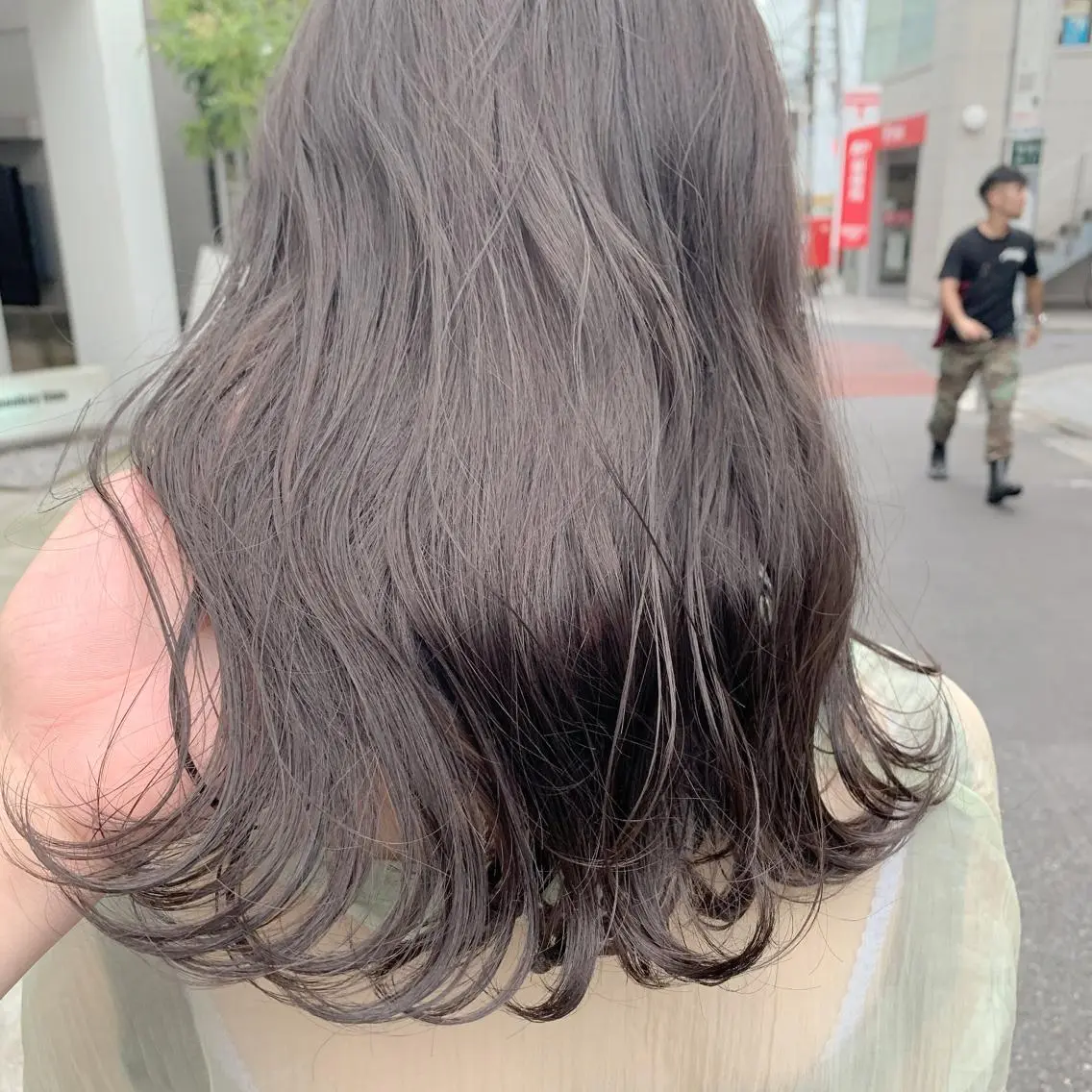 セミロング カラー ネイル ハイトーンボブ 前田 表参道　グレージュのヘアスタイル