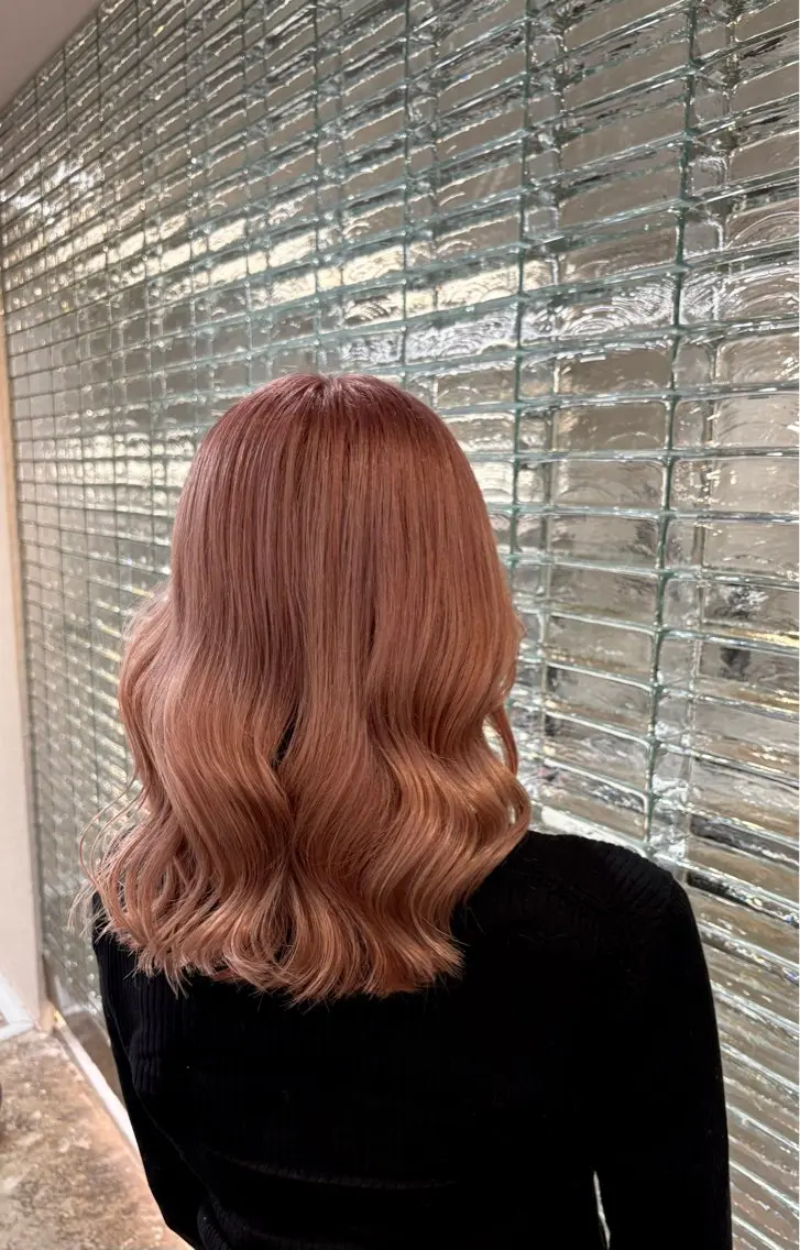 ミディアム​〜​ロングカット＋ブリーチ＋カラーの写真