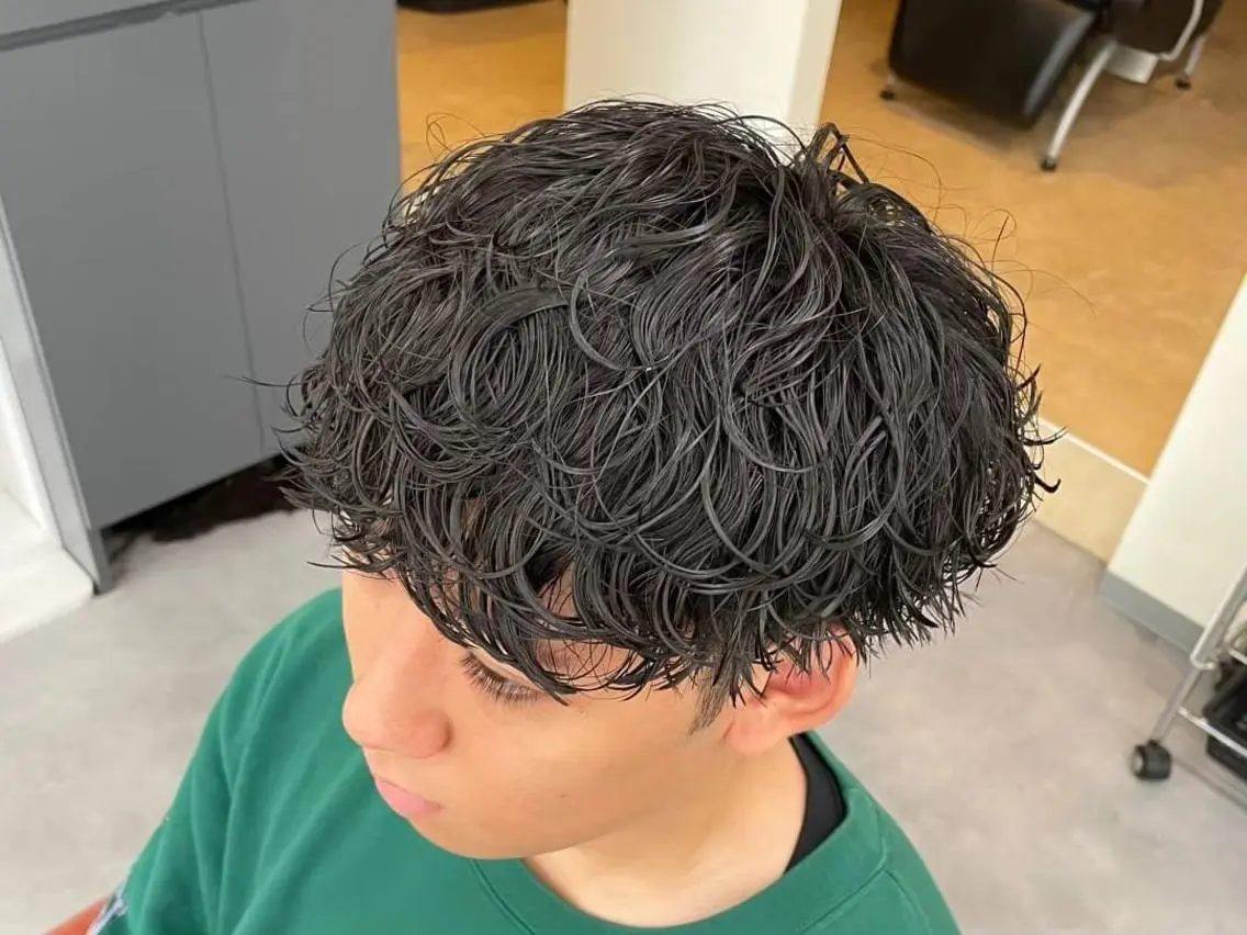メンズ フェザーパーマ メンズ韓国風 メンズパーマ FOCUSJAPAN MENS SALONのヘアスタイル