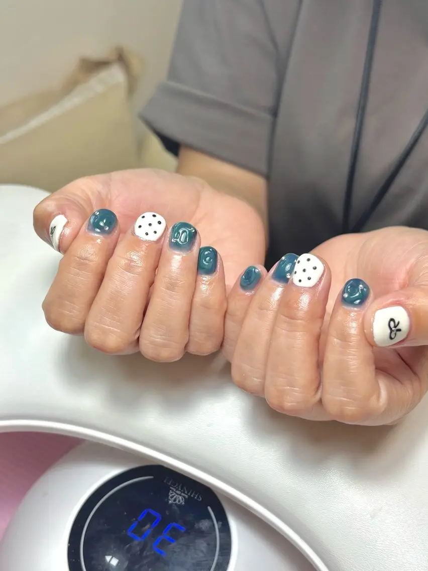 ネイル クリアネイル グリーン ネイビー ニュアンスネイル ハンドネイル Nails by MILKのエステ・リラクイメージ