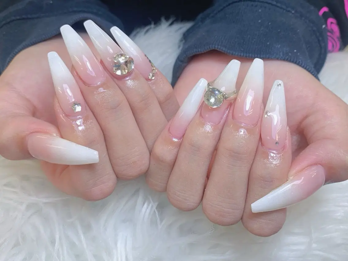 ネイル チークネイル 長さ出し フレンチネイル ジェルネイル ガラスフレンチ ハンドネイル anh nail anne🤍のネイルデザイン