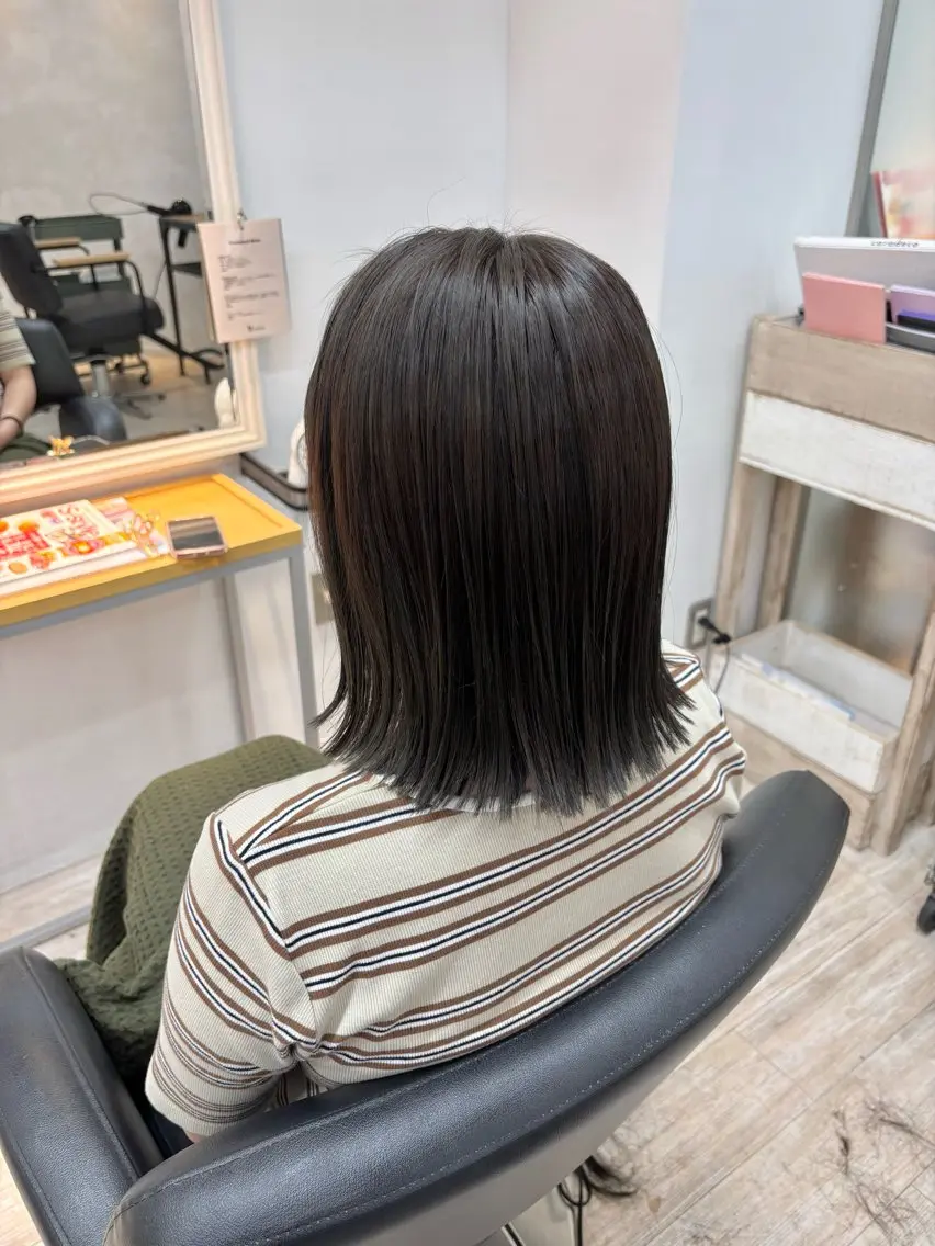 ショート カラー 切りっぱなしボブ オリーブグレー ボブ くさかみさき🌼暖色 /耳つぼ/オタク🌼のヘアスタイル