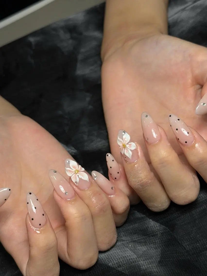 ネイル キラキラネイル マグネットネイル ぷっくりネイル ネイルチップ ワンホンネイル ハンドネイル Lyna 池袋のネイルデザイン