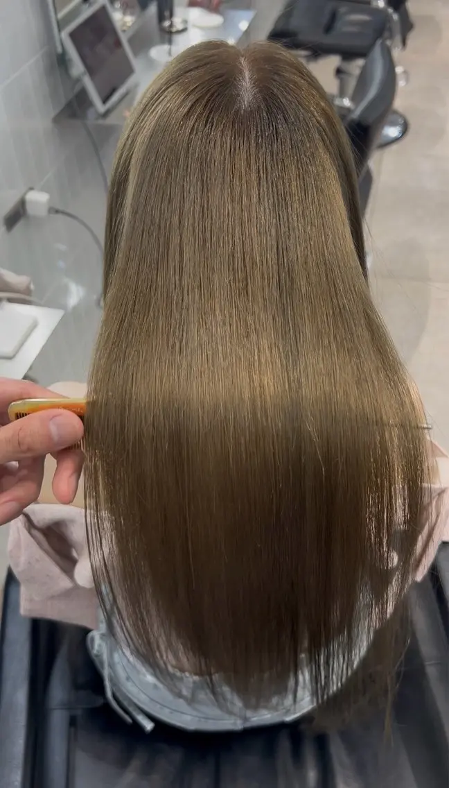 ロング ヘアカラー モデル支持率Ｎｏ．1 透明感グレージュのヘアスタイル