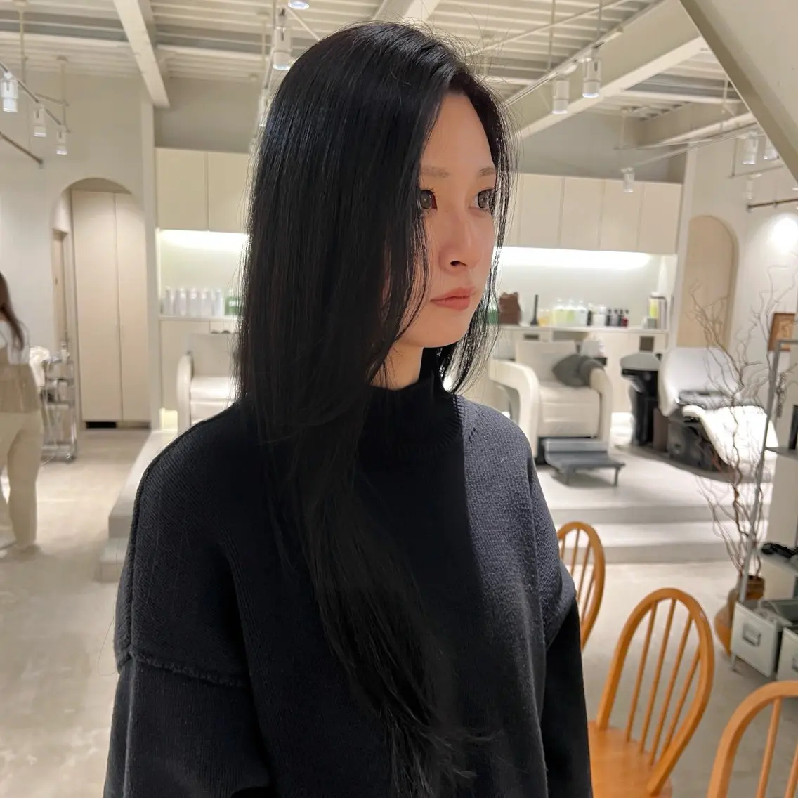 ロング カラー 黒髪 透明感カラー ヘアカラー 周東 芽依のヘアスタイル