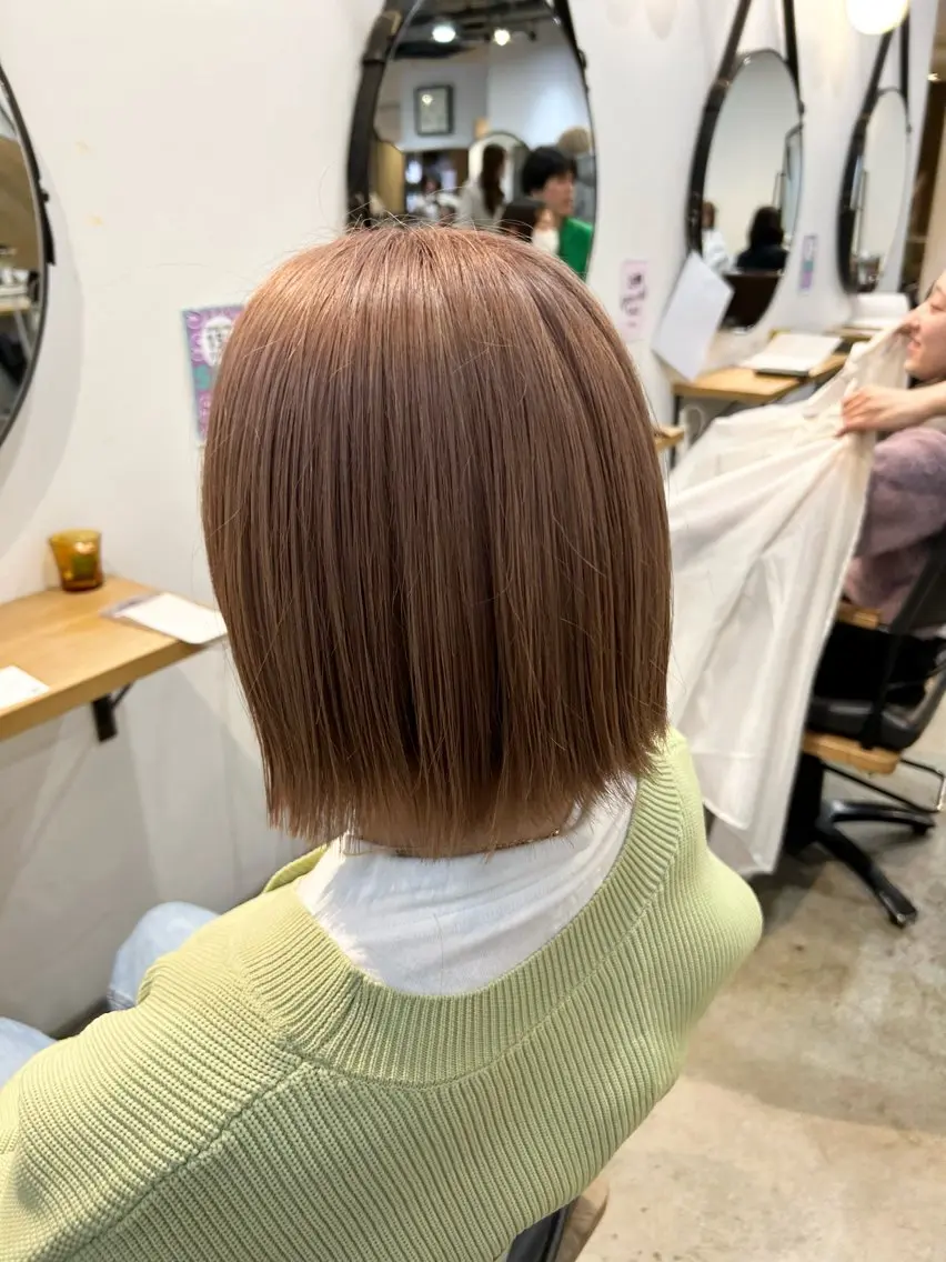ショート 梅田ストレート💕 赤み消し透明感カラーのヘアスタイル