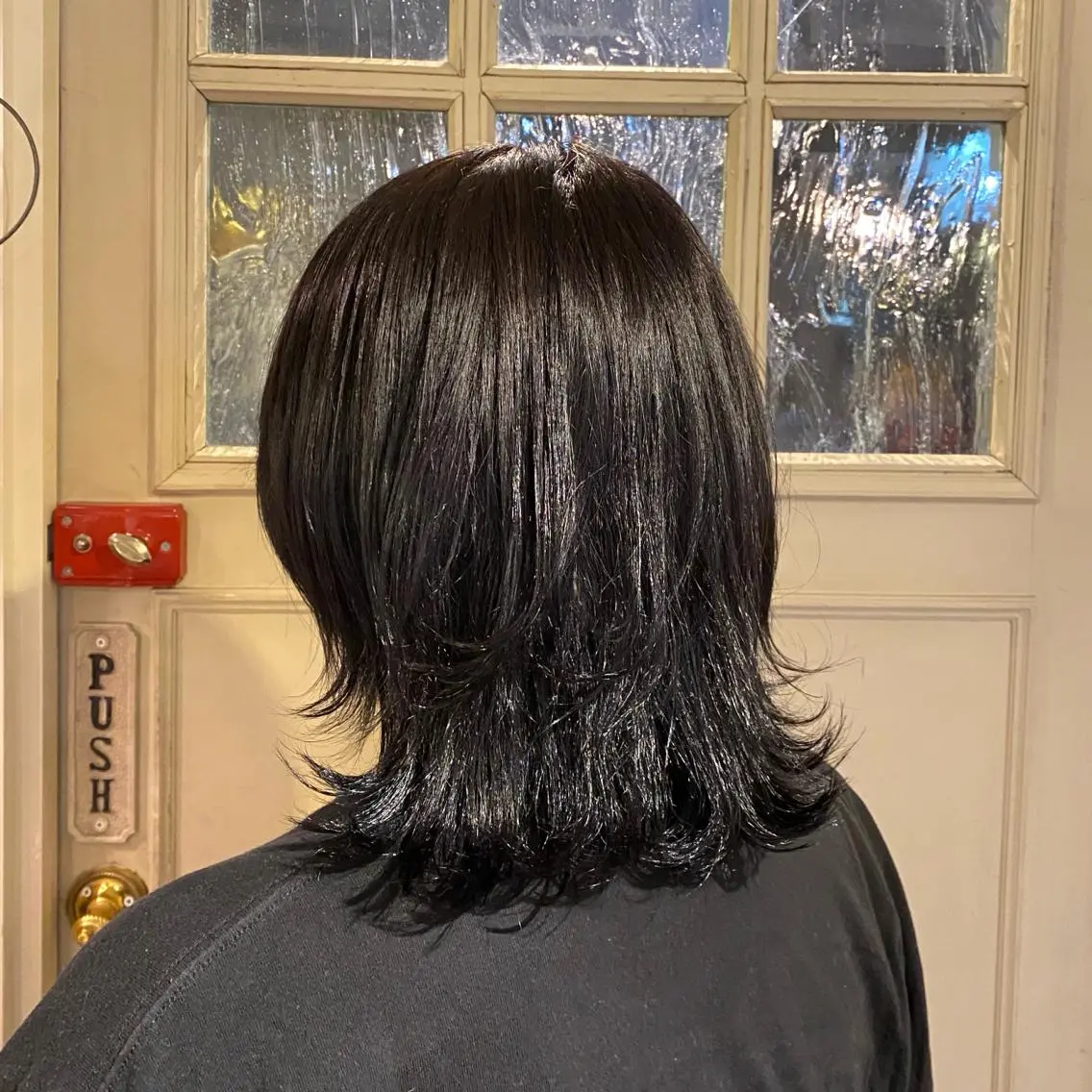 ミディアム カラー 黒髪 ブリーチ ブルーカラー ブルーブラック BRITS 渡辺 菜々子のヘアスタイル