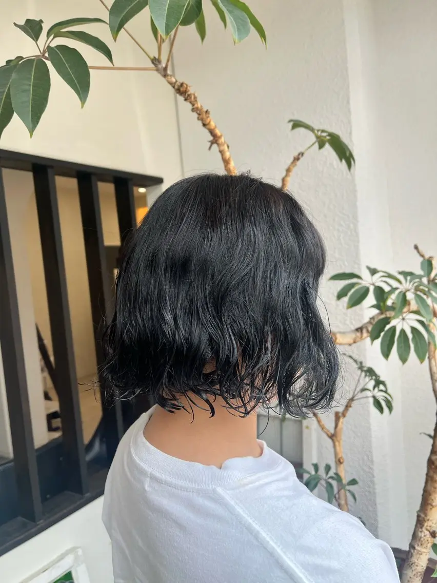 ショート カラー 黒髪 ブルーカラー ブルーブラック ヘアカラー 黒川 綾音のヘアスタイル