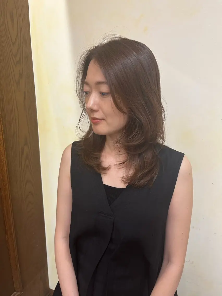ミディアム レイヤーカット 河上 麻衣/白髪ぼかしのヘアスタイル