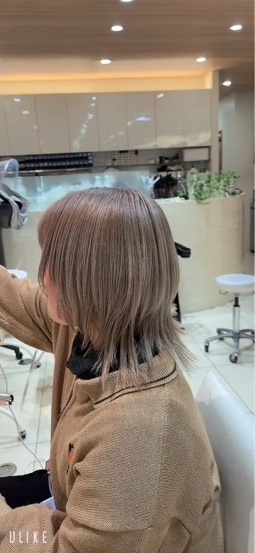 ミディアム カラー ハイトーンカラー ウルフカット 横山 鈴名のヘアスタイル