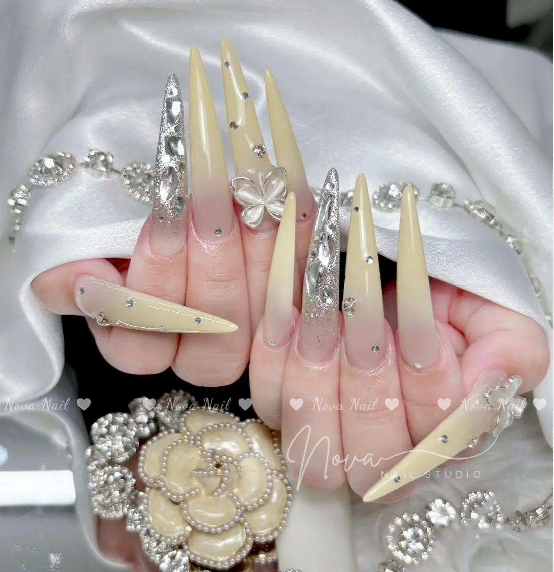 ネイル フレンチネイル ジェルネイル ガーリー キラキラネイル 持ち込み ハンドネイル ハンドケア Kitty Nail Novaのネイルデザイン