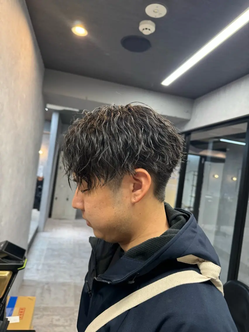 ショート パーマ メンズ メンズブリーチ センターパート メンズパーマ ツイストスパイラルパーマ 波巻きパーマ ツイストスパイラル/ メンズ特化/中川誠也のヘアスタイル