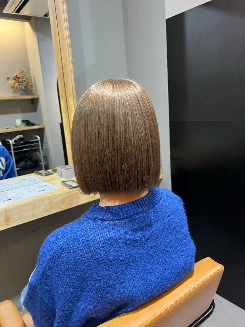 ショート カラー ベージュカラー ブリーチ ハイトーンカラー ミルクティーベージュ ボブ 神戸ボブ✂️ ioe三宮/田 伸佳のヘアスタイル