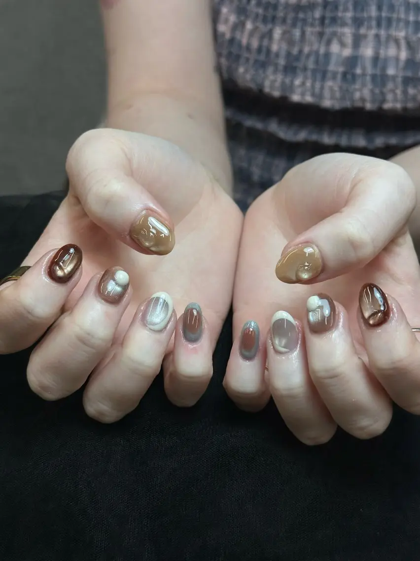 ネイル アートネイル ブラウン ミラーネイル ニュアンスネイル ぷっくりネイル Iconic Nailのネイルデザイン