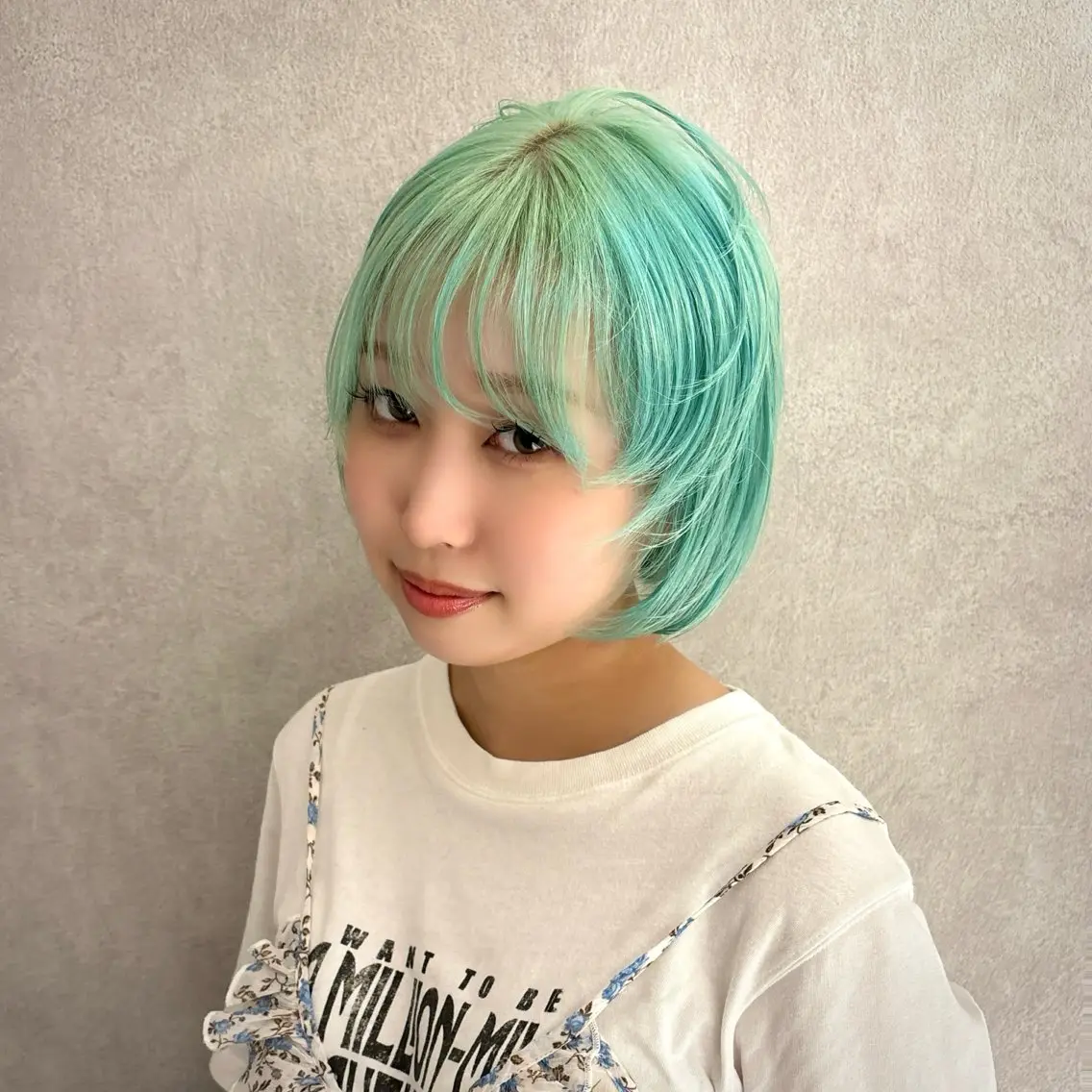 ショート ヘアカラー YUI/ ハイトーン デザインカラーのヘアスタイル