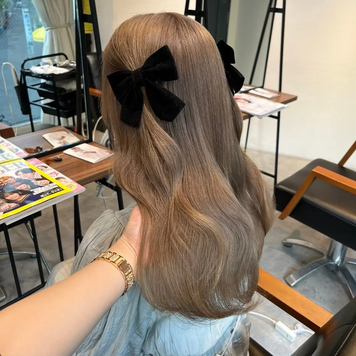 ロング カラー ベージュカラー ブリーチ ケアブリーチ 透明感カラー ミルクティーベージュ ‎Lby home 🪽mikuのヘアスタイル