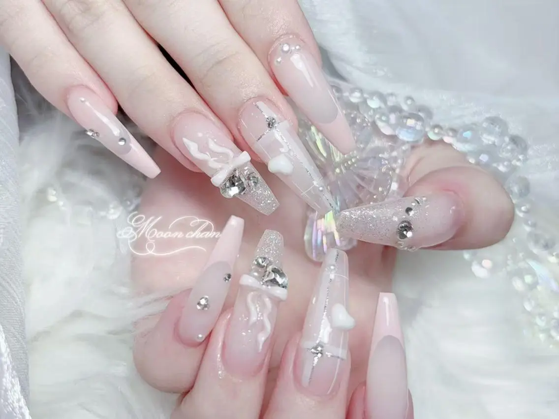 ネイル 長さ出し キラキラネイル 韓国ネイル ロングネイル マグネットネイル ハンドネイル ハンドケア Yuki🌸 nailのネイルデザイン