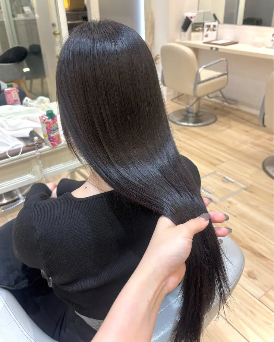 【梅雨前におすすめ✨】カット+縮毛矯正+ケアトリートメントの写真