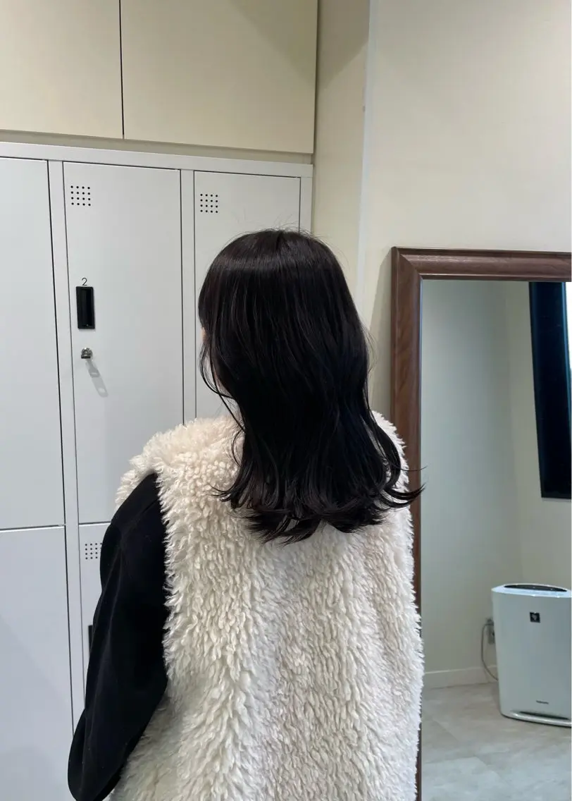 ミディアム カラー 黒髪 ブルーカラー ブルーブラック 垢抜け小顔レイヤー オリーブ/スミレのヘアスタイル