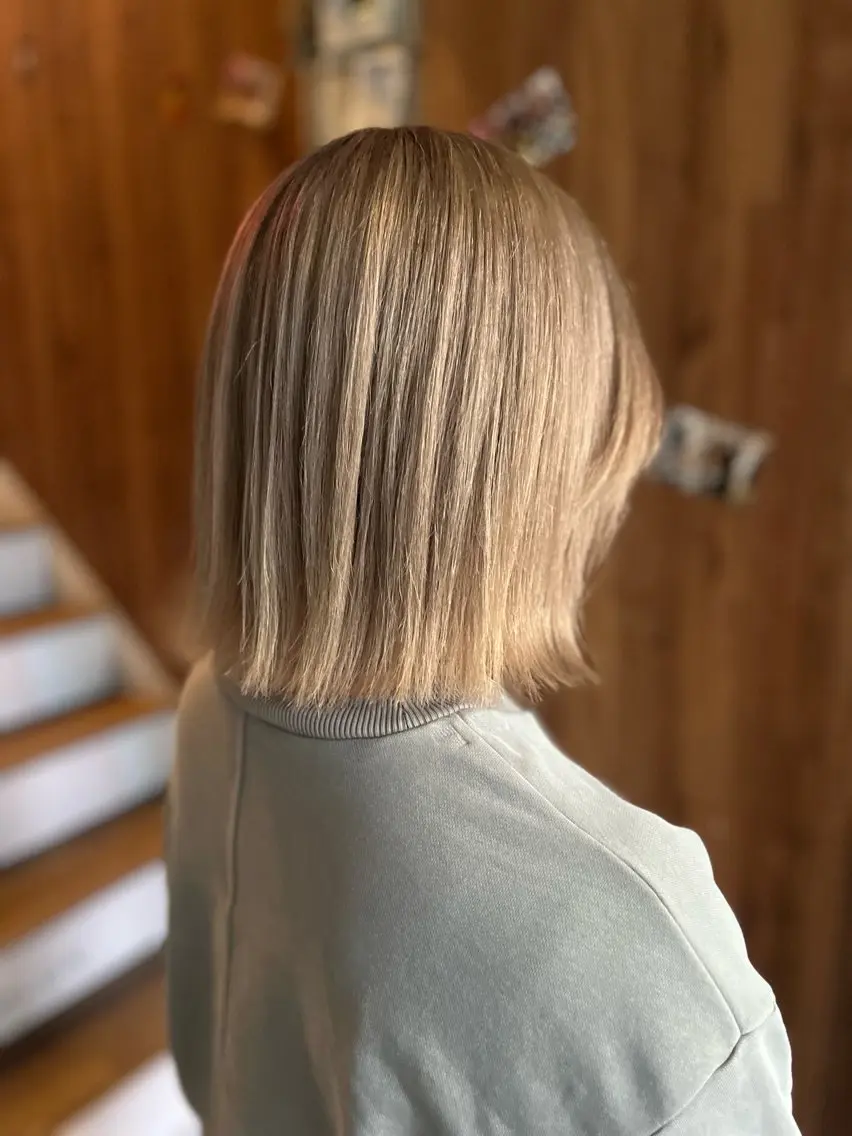 ミディアム 切りっぱなしボブ ボブレイヤー ボブ レイヤーカット カット ヘアカラー 【ブロンド】【ベージ ュ系】TAKUMAのヘアスタイル