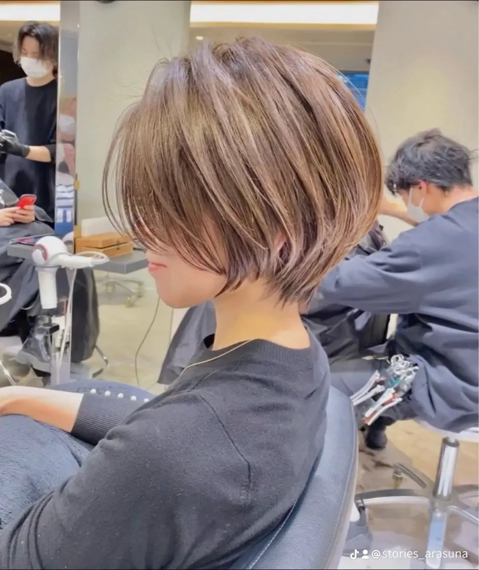 ショート カラー 顔周りカット 小顔カット カット ヘアカラー 【表参道】小顔ショー ト /丸みボブ/荒砂のヘアスタイル