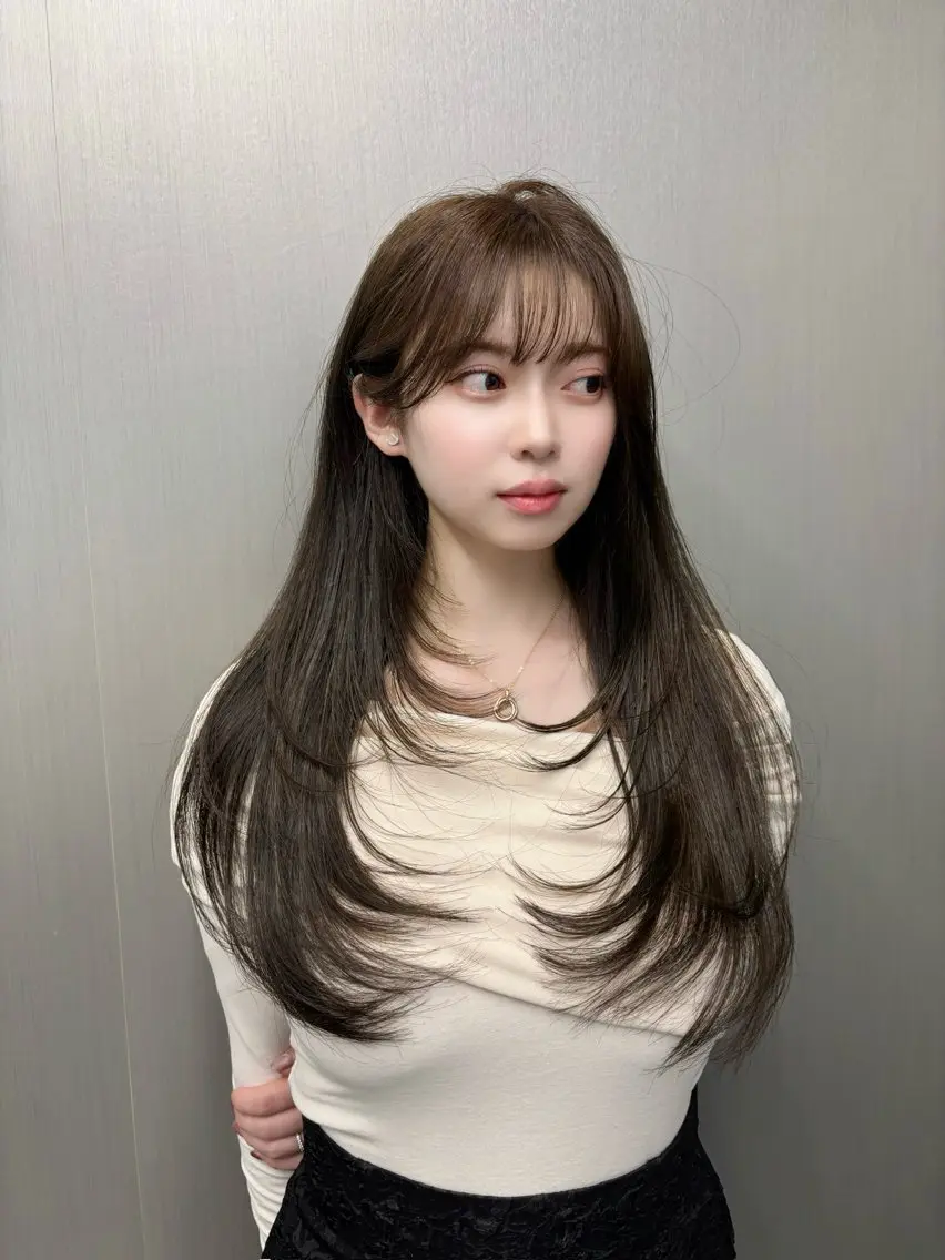 ロング カラー ベージュカラー オリーブベージュ レイヤーカット ロング カット ヘアカラー トリートメント SHOUHEI 韓国風レイヤーカットのヘアスタイル