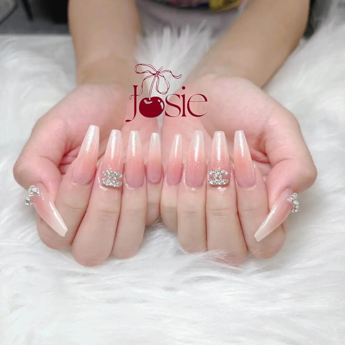 ネイル 長さ出し キラキラネイル 韓国ネイル ロングネイル ワンホンネイル ハンドネイル Josie nail salonのネイルデザイン