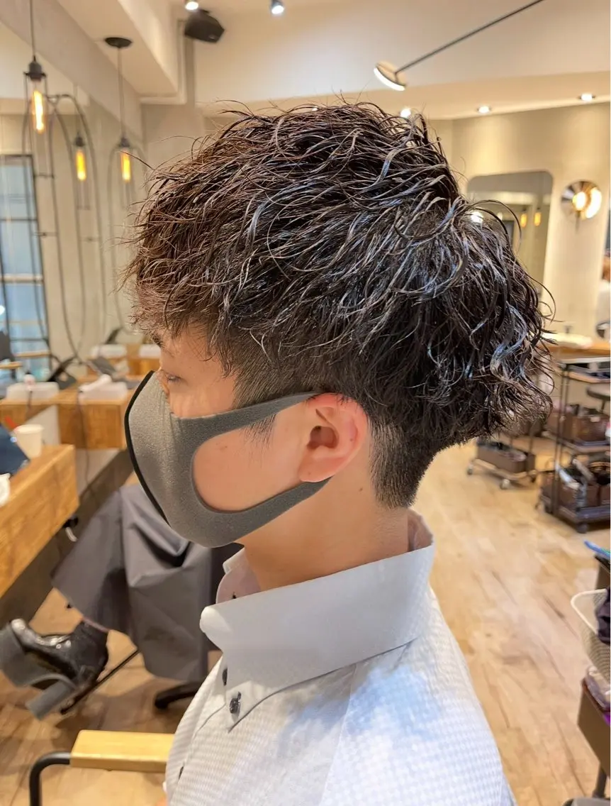 ショート パーマ メンズ ビジネス センターパート フェードカット フェザーパーマ メンズ韓国風 カット パーマ トリートメント ヘアセット 新宿メンズ専門 モテ清潔感パーマ特化のヘアスタイル