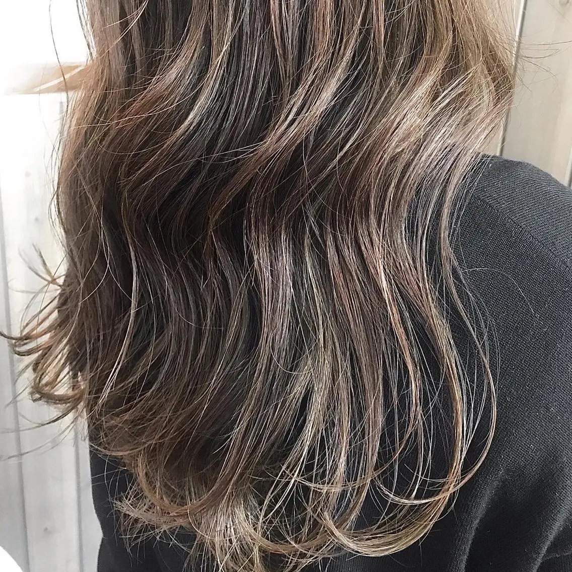 セミロング カラー パーマ ヘアアレンジ ベージュカラー ブリーチ グレージュ ハイライトカラー ハイライト ARISA 学芸大学/海外ヘアのヘアスタイル