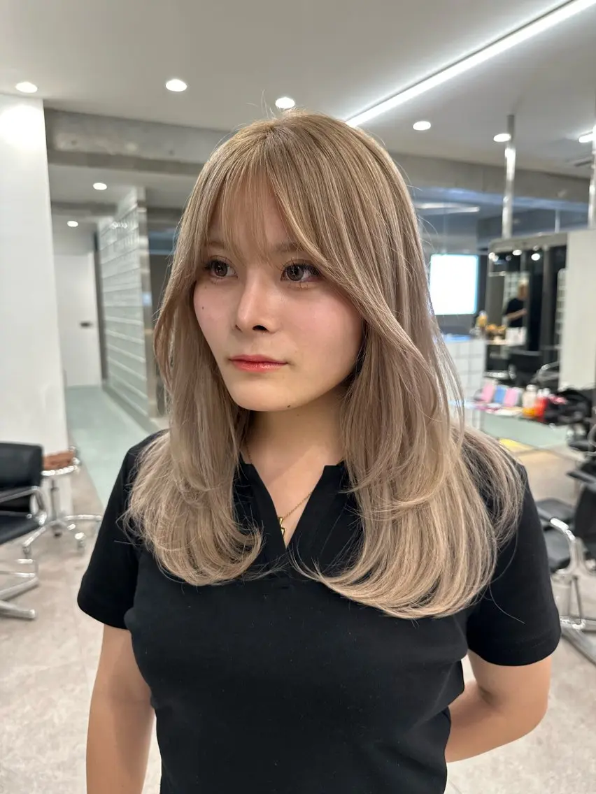 ミディアム ハイトーン💎 ホワイトベージュ坪谷のヘアスタイル
