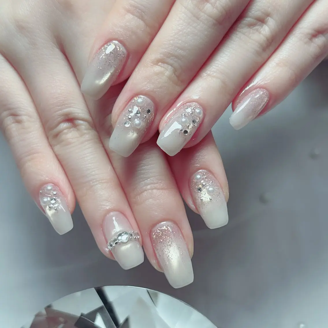 ネイル オーロラネイル フラワーネイル フレンチネイル キラキラネイル ラメ(グリッター) ハンドネイル Cute Tips nailのネイルデザイン
