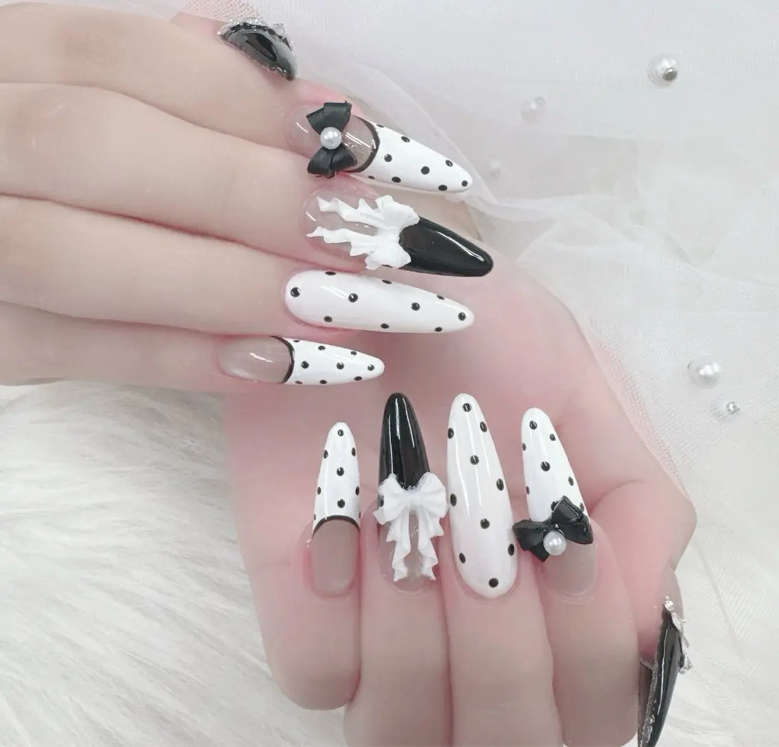 ネイル アートネイル オーロラネイル ボルドー チークネイル フレンチネイル ハンドネイル Sakura Nail Salonのネイルデザイン