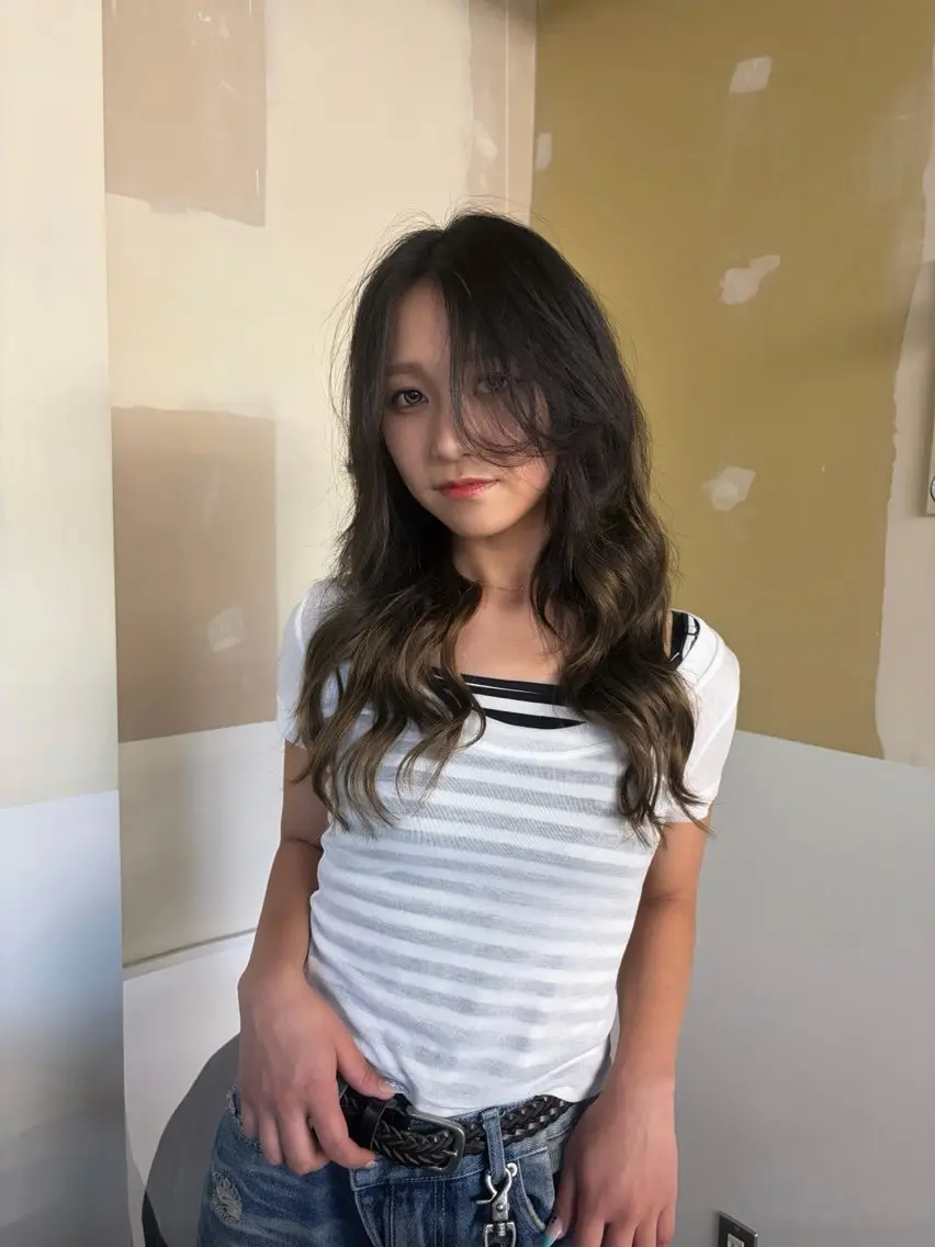 ロング カット 新谷 結菜のヘアスタイル