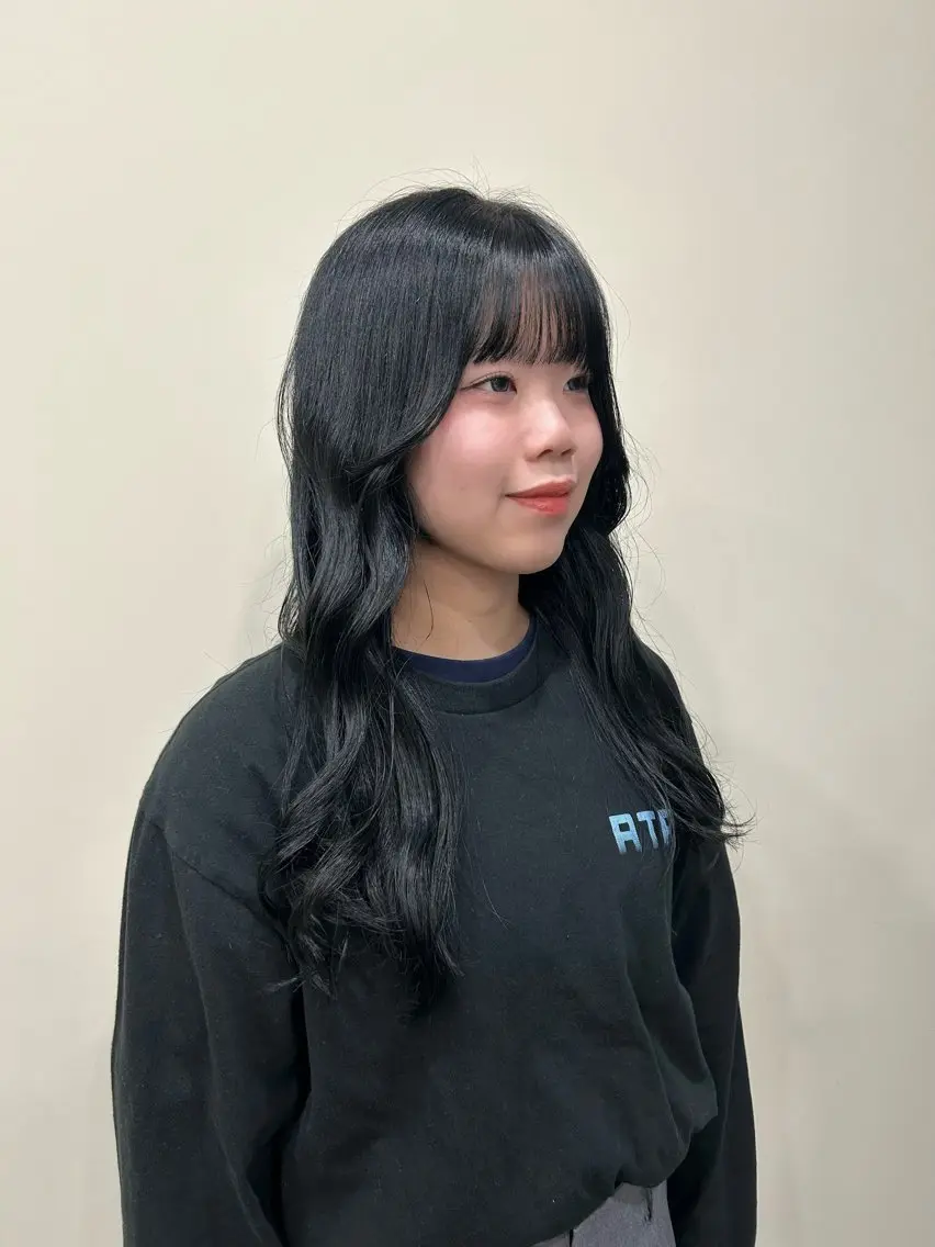 ロング カラー 黒髪 ブリーチ ブルーカラー ブルーブラック ヘアカラー 透明感カラー レイヤー/むつきのヘアスタイル