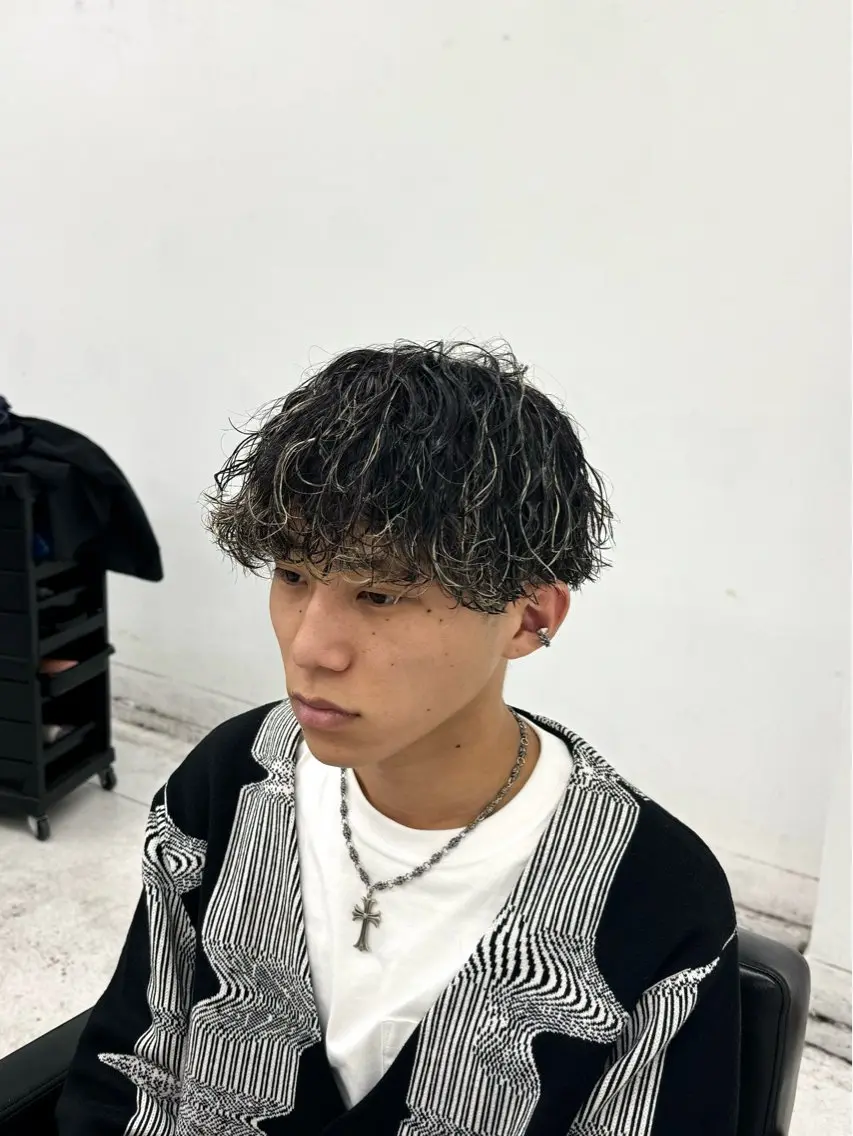 カラー パーマ メンズ メンズハイライト メンズパーマ 波巻きパーマ ハイライトカラー 柏メンズカットパーマ NO.1タイチのヘアスタイル