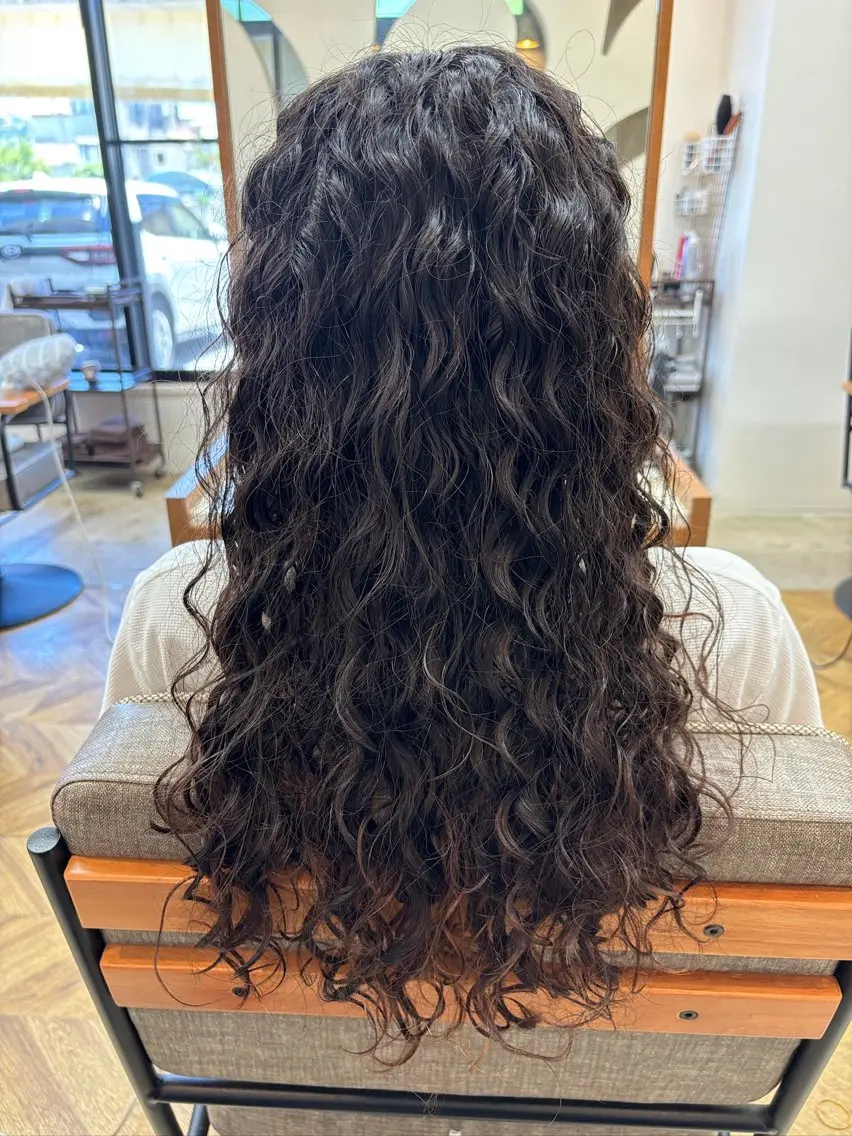 ロング パーマ ロング スパイラルパーマ 喜屋武 太智のヘアスタイル